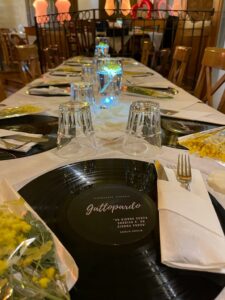 tavolo del ristorante Gattopardo di Dalmine preparato per la Festa della Donna